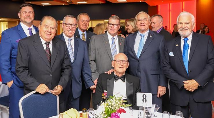 乔治·H上校. Chabbott (seated), honorary chair of the 2022 Gourmet Gala, enjoys the evening with friends.